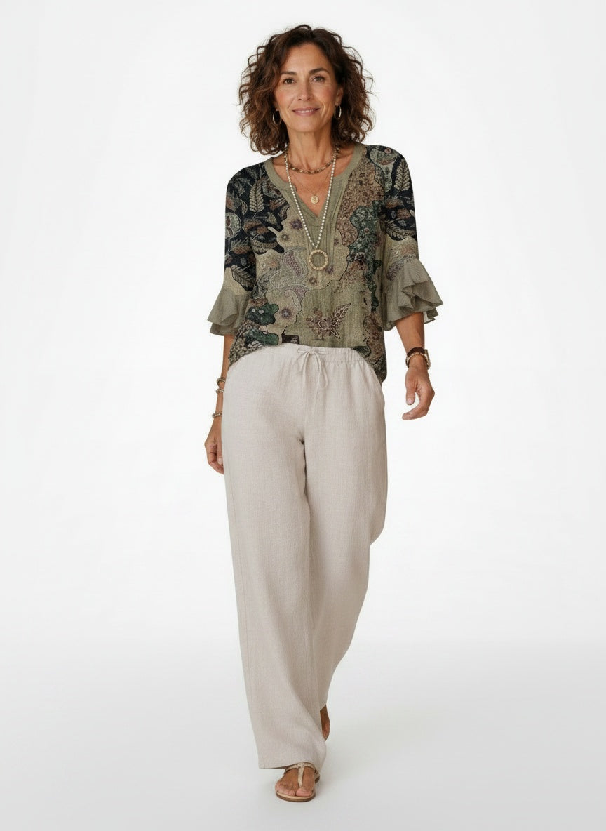 Model walking while wearing Paisley Print Blouse met Ruche Mouwen