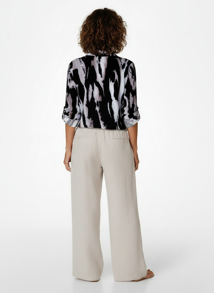 Back pose of the model wearing Blouse met Abstract Dierenprint