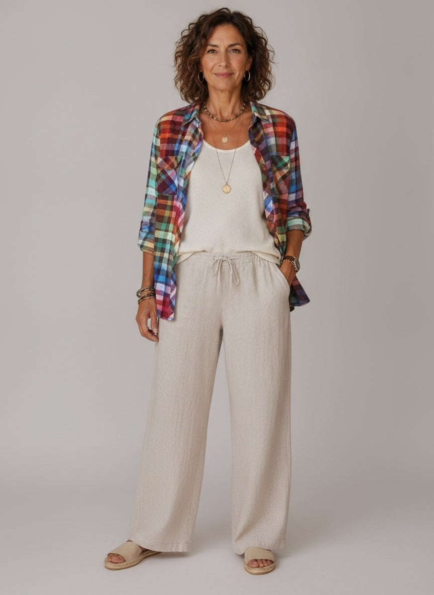 Full body view of the model wearing Geruite Flanel Blouse met Borstzakken
