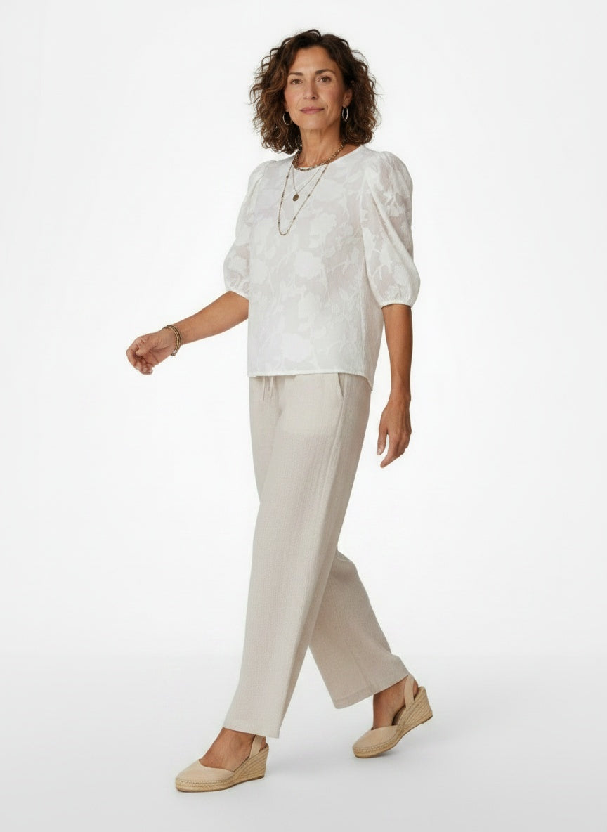 Model walking while wearing Jacquard Blouse met Bloemenprint en Pofmouwen