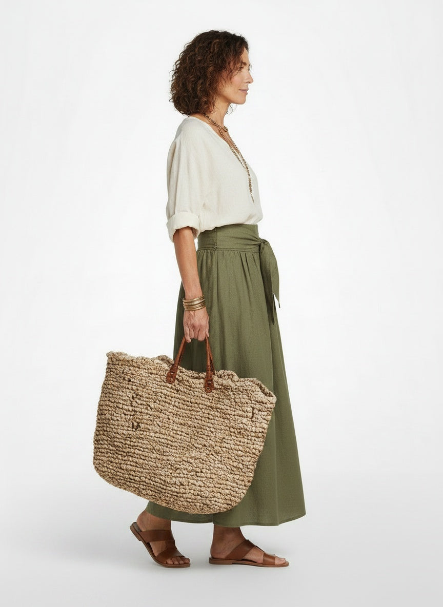 Side profile of the model wearing Linnen Look Rok met Blouse Tweedelige Set