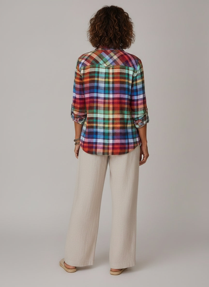 Back pose of the model wearing Geruite Flanel Blouse met Borstzakken