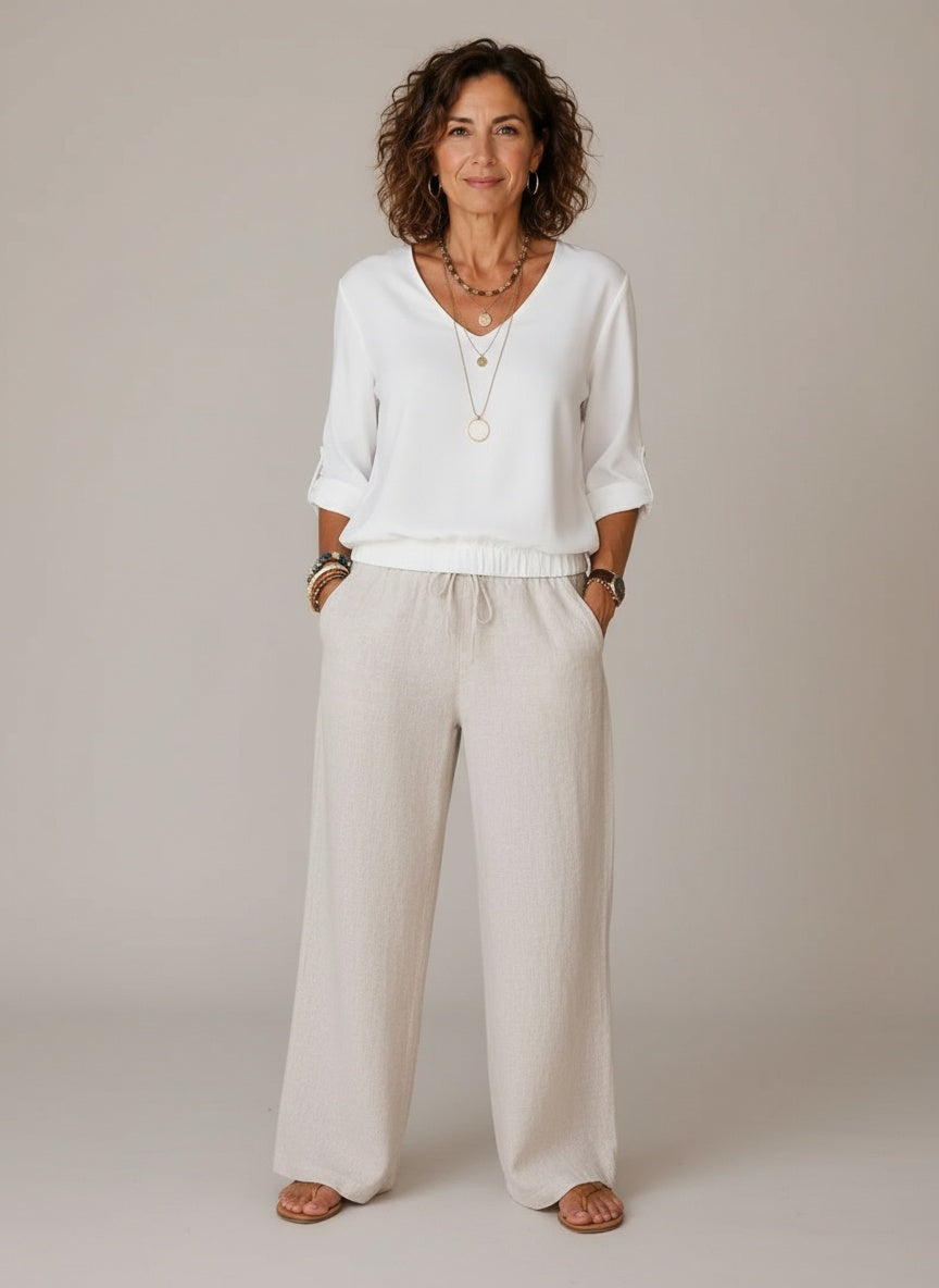 Full body view of the model wearing Blouse met V-hals en Oprolbare Mouwen