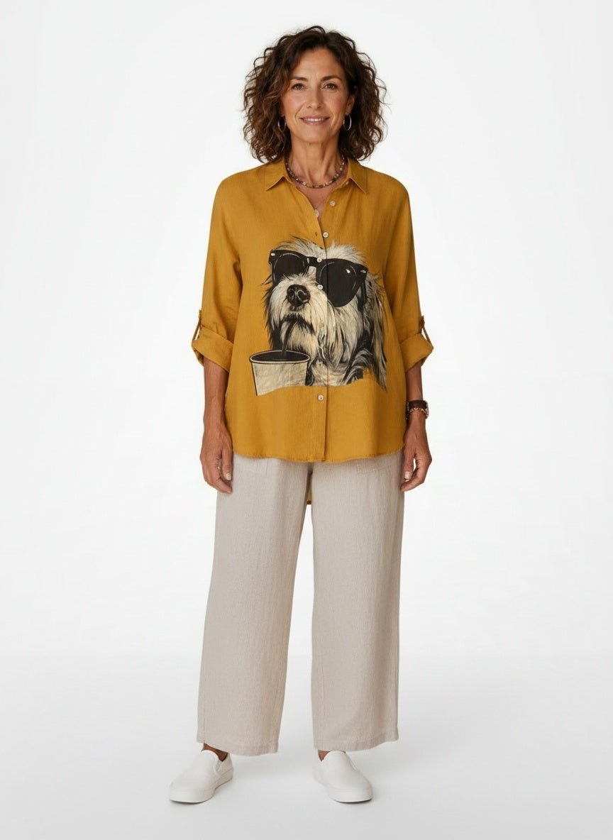 Full body view of the model wearing Linnen Blouse met Hondenprint