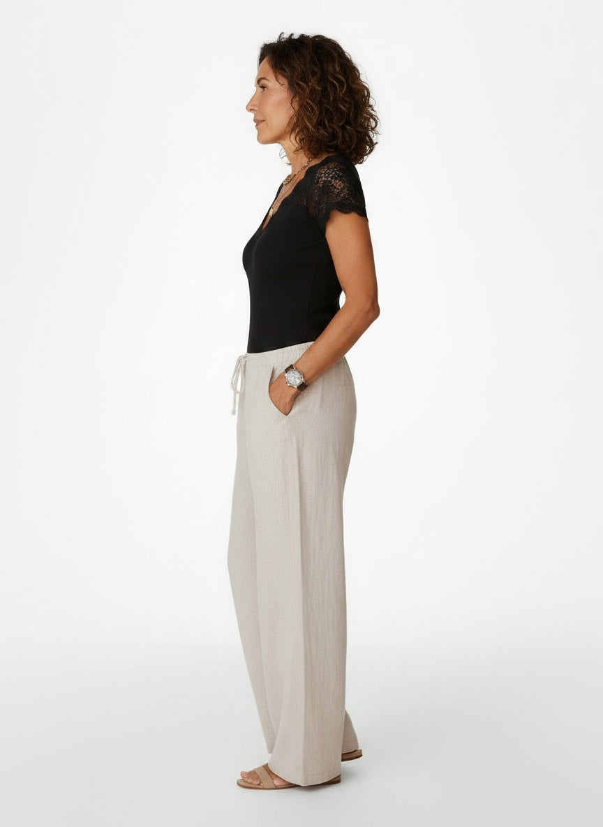 Side profile of the model wearing Kanten Body met Open Rug