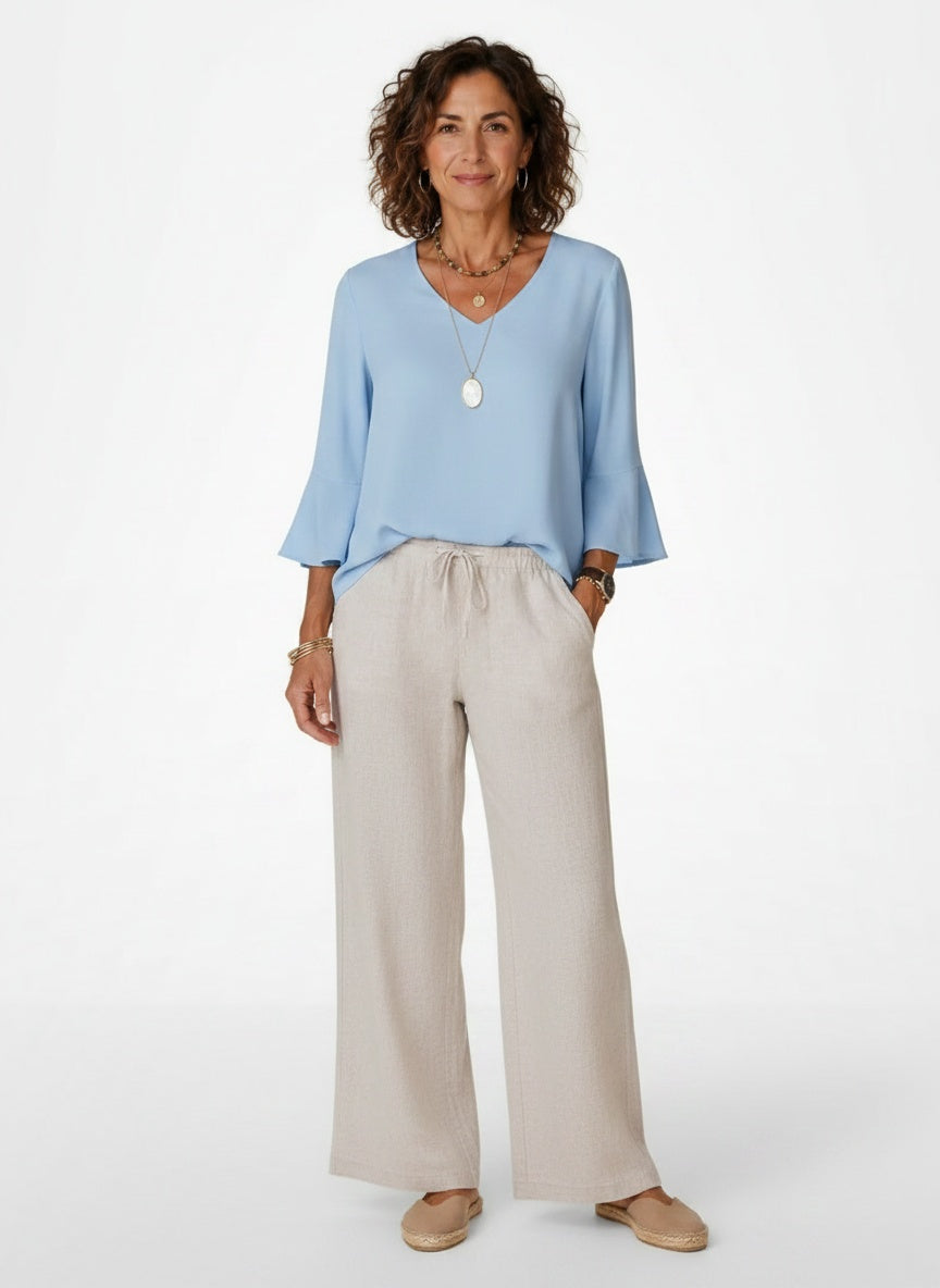 Full body view of the model wearing Blouse met V-hals en Split Mouwen