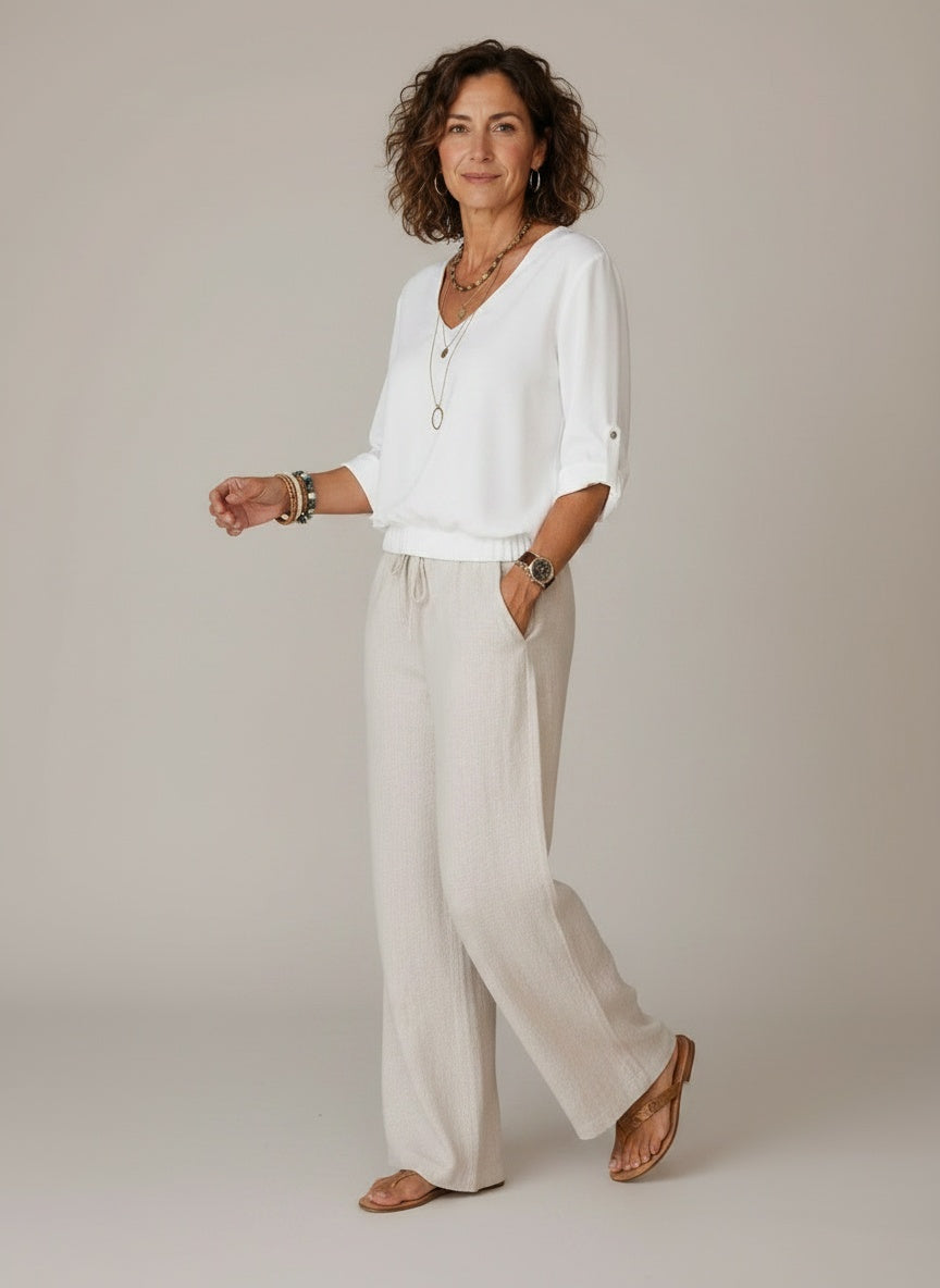 Model walking while wearing Blouse met V-hals en Oprolbare Mouwen