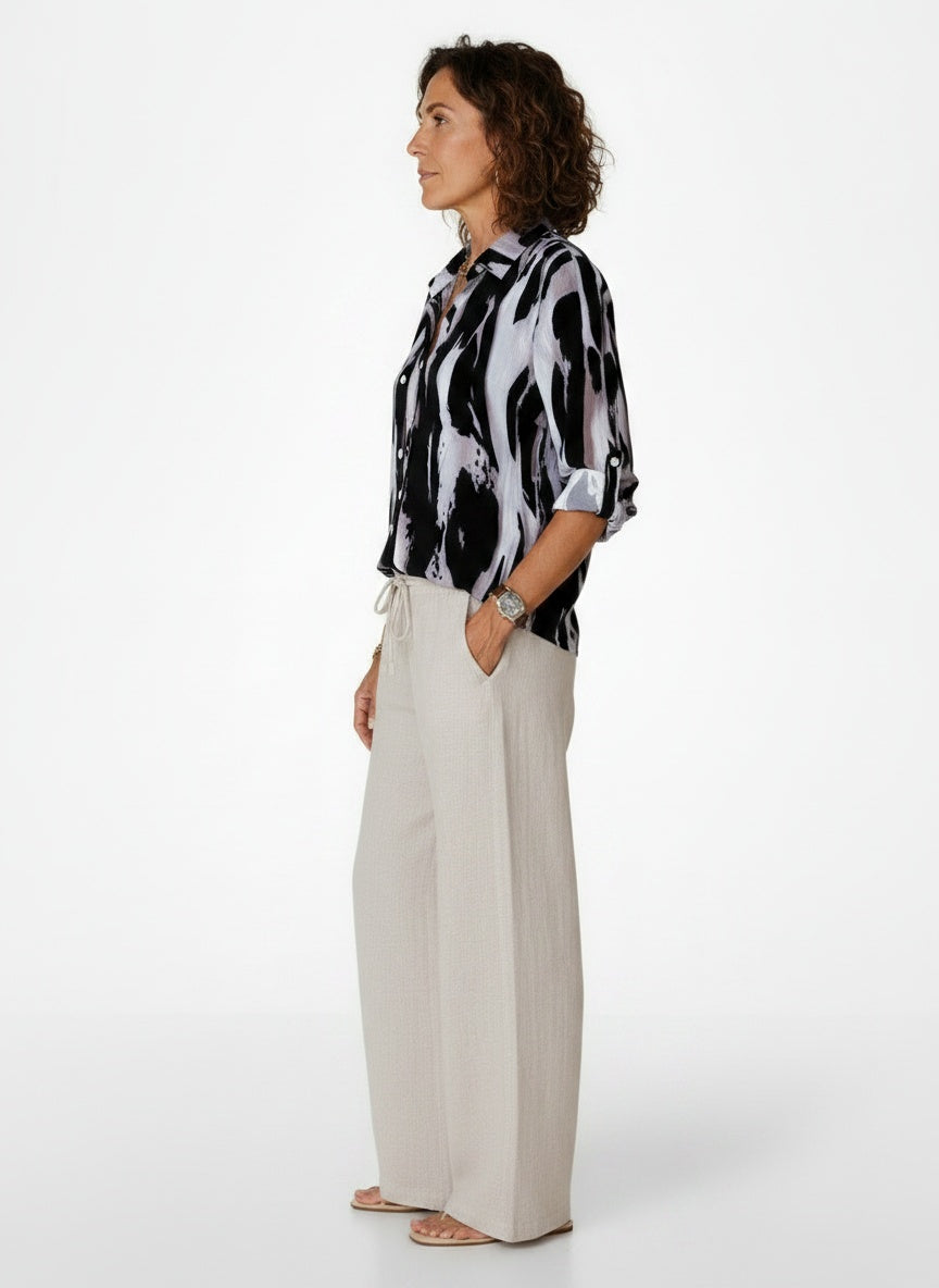 Side profile of the model wearing Blouse met Abstract Dierenprint