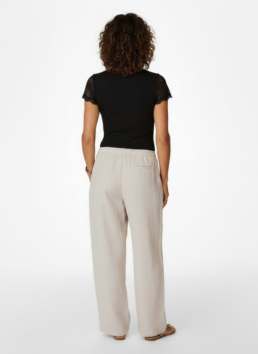 Back pose of the model wearing Kanten Body met Open Rug