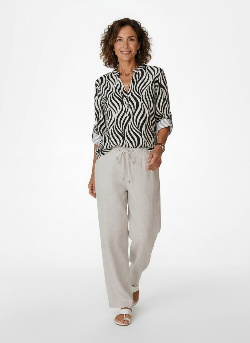 Model walking while wearing Golfprint Blouse met Opgerolde Mouw