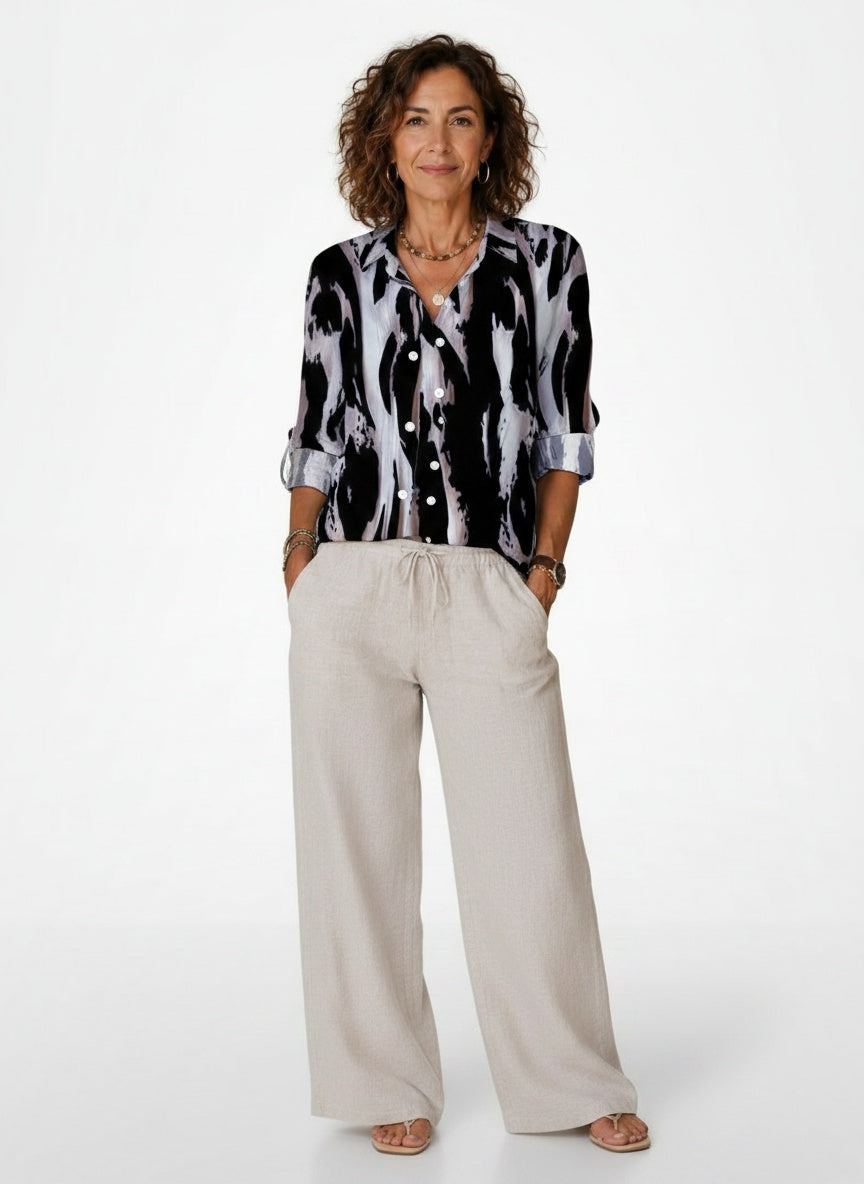 Full body view of the model wearing Blouse met Abstract Dierenprint