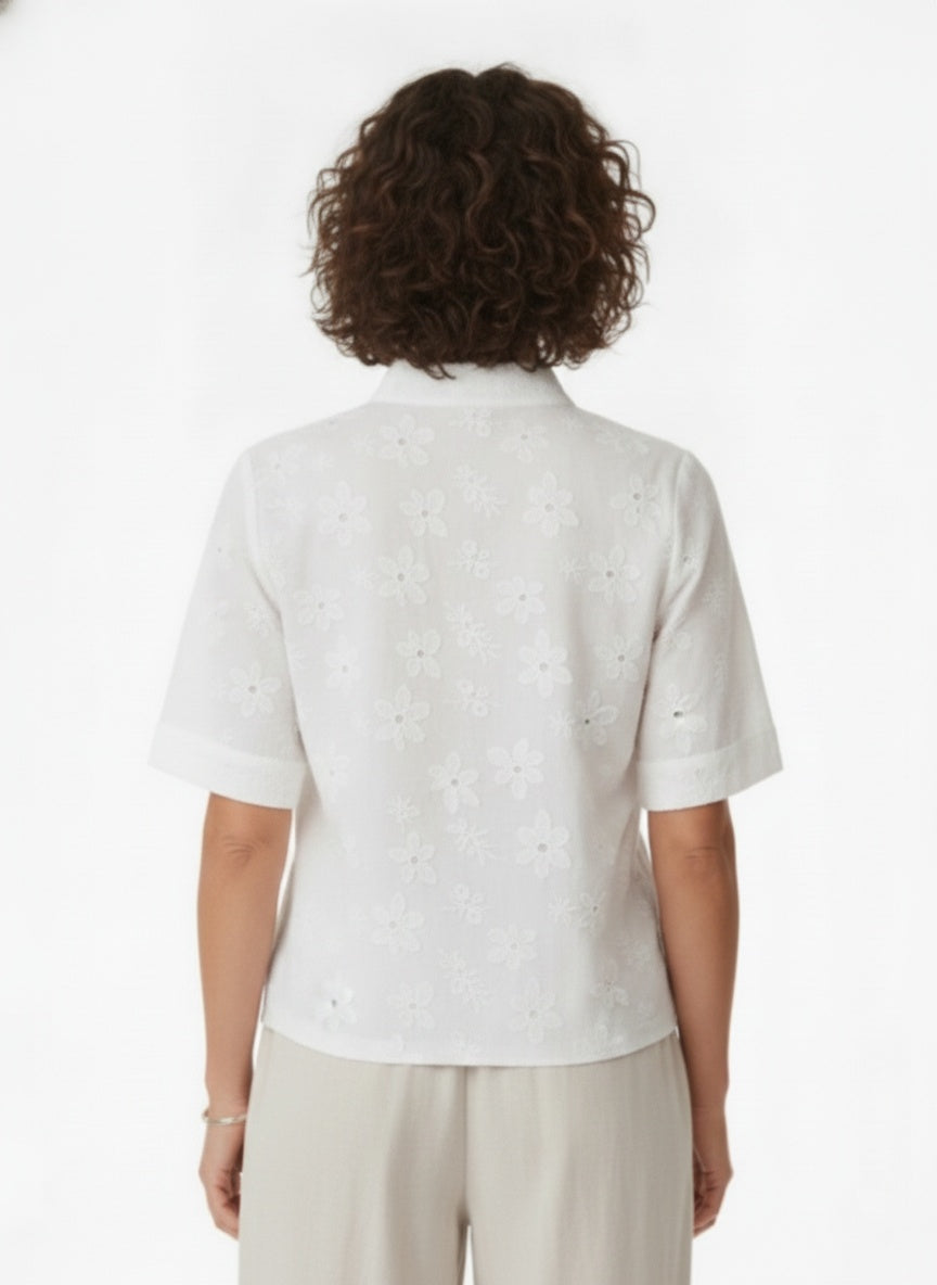 Back pose of the model wearing Witte Broderie Blouse met Opstaande Kraag
