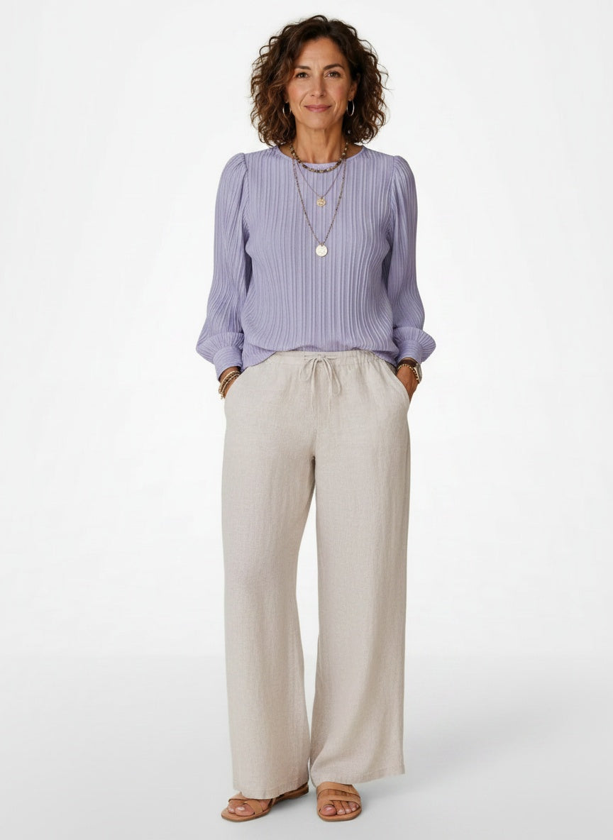 Full body view of the model wearing Geplooide Blouse met Pofmouwen