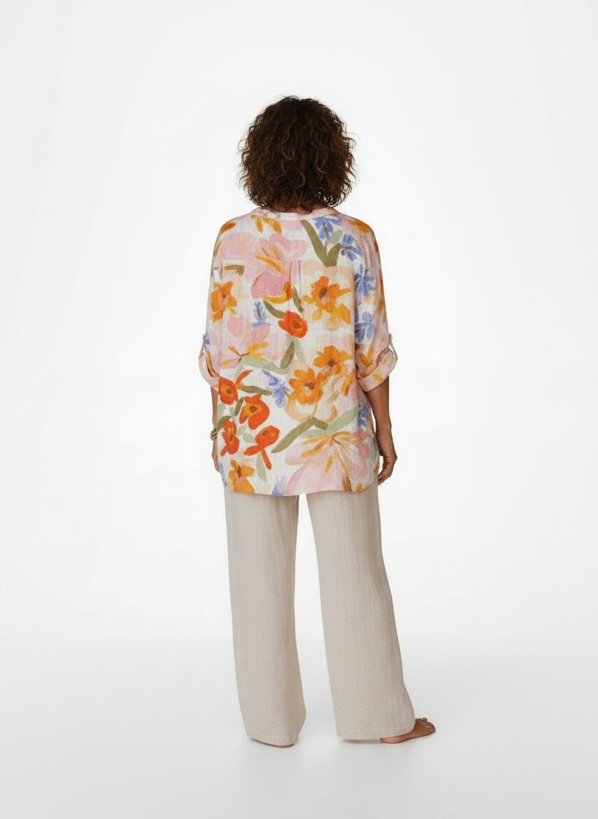 Back pose of the model wearing Katoenen Blouse met Bloemenprint en Losvallend Model