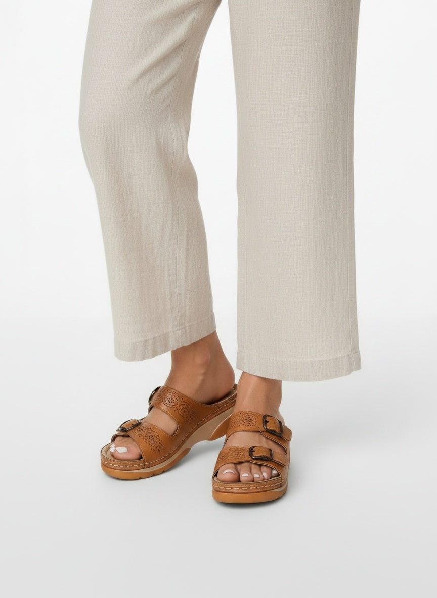 Close-up lower legs and shoes of the model wearing Orthopedische Sandalen met Gesp-detail