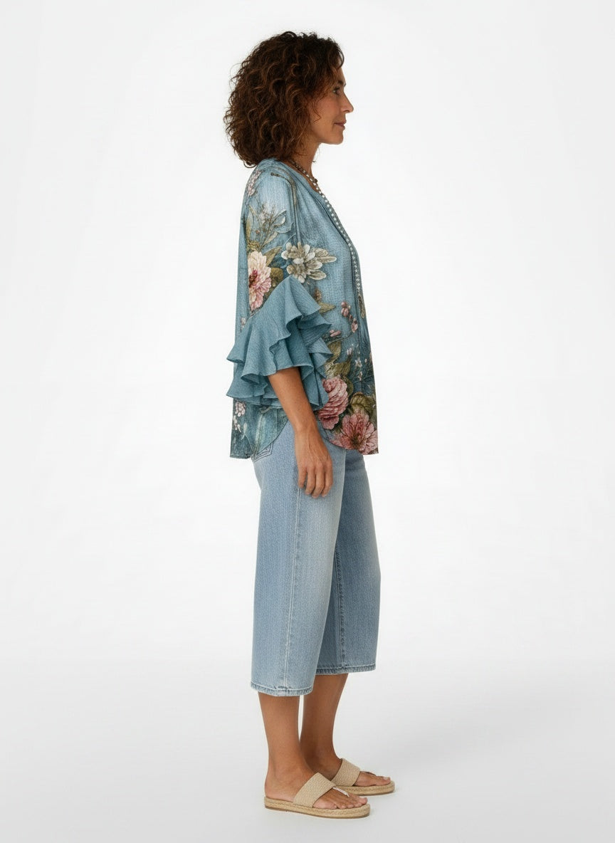 Side profile of the model wearing Bloemenblouse met Volant Mouwen