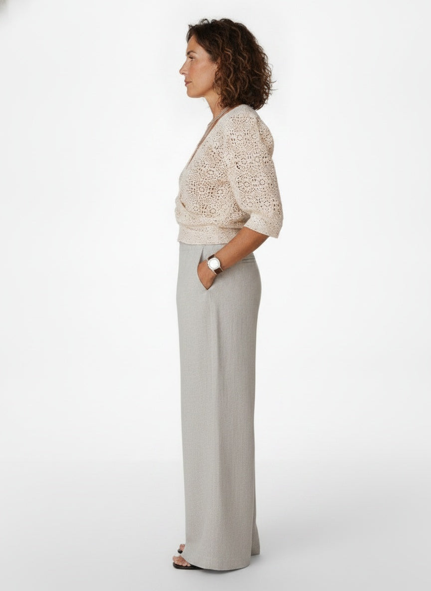 Side profile of the model wearing Kanten Blouse met Knoopdetail