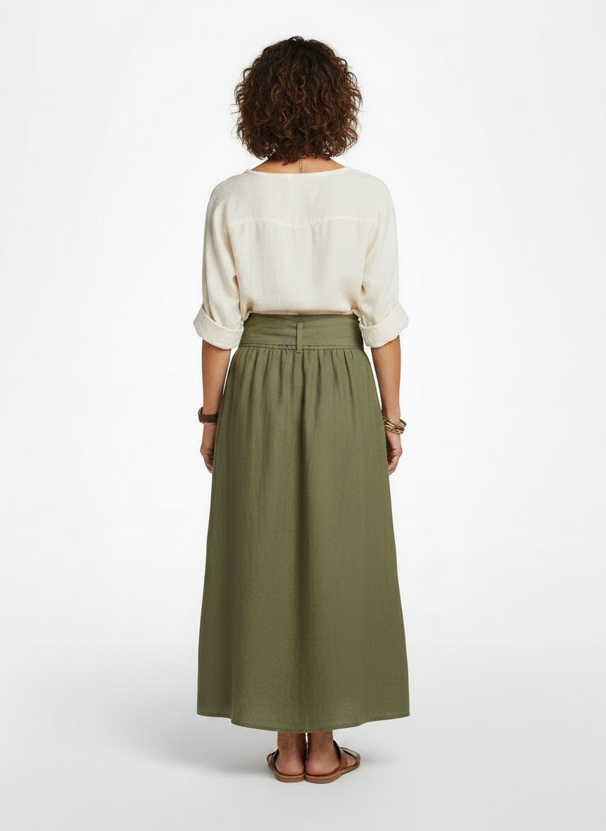 Back pose of the model wearing Linnen Look Rok met Blouse Tweedelige Set