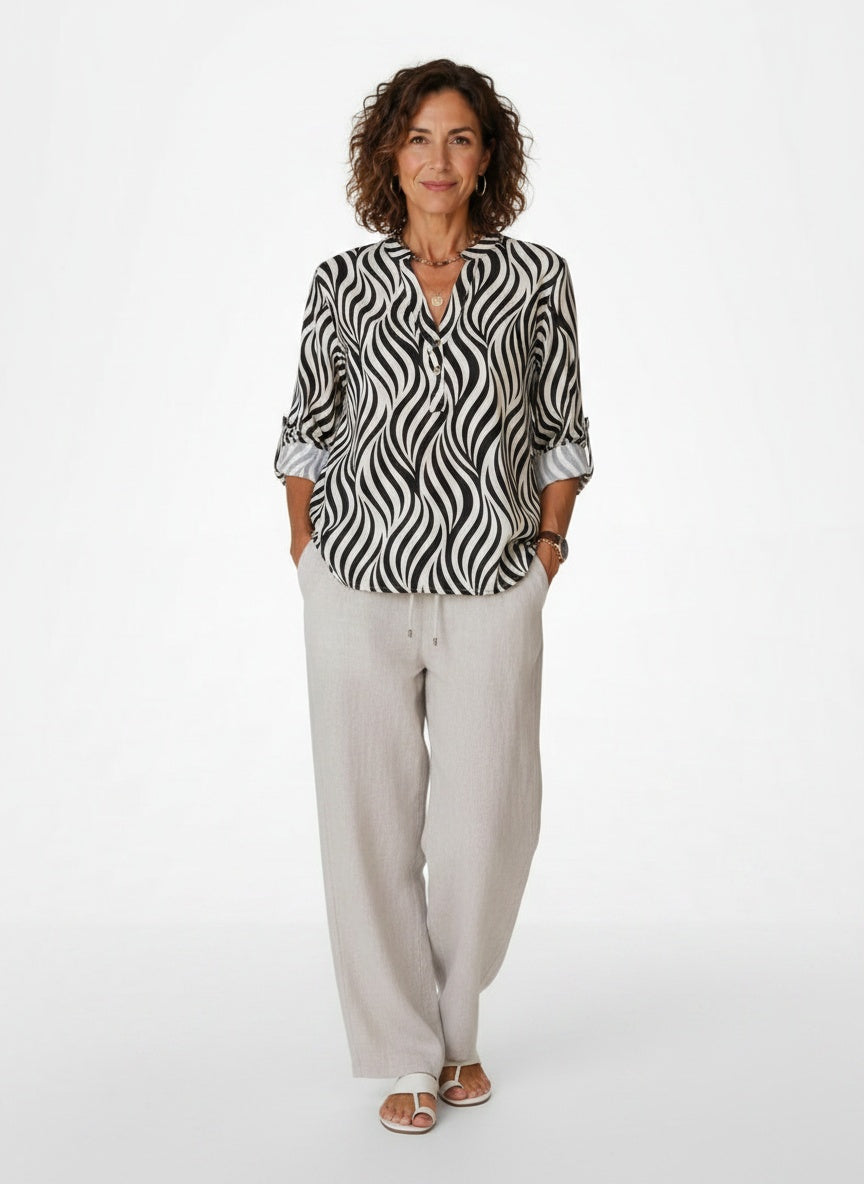 Full body view of the model wearing Golfprint Blouse met Opgerolde Mouw