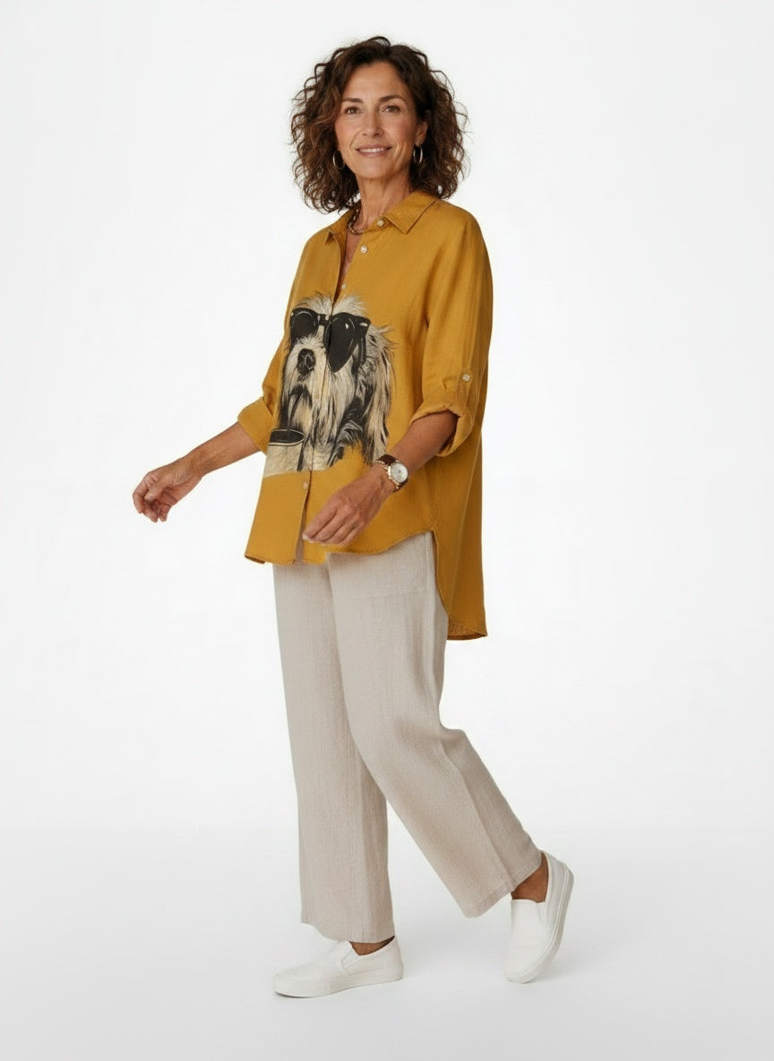 Model walking while wearing Linnen Blouse met Hondenprint