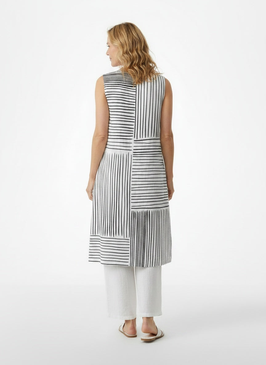 Back pose of the model wearing Linnen Midi-jurk met Grafisch Strepenprint