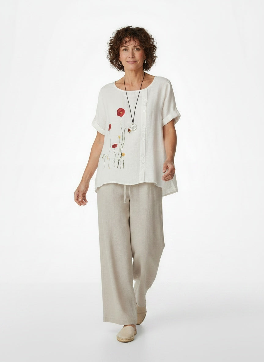 Model walking while wearing Linnen Blouse met Bloemenborduursel