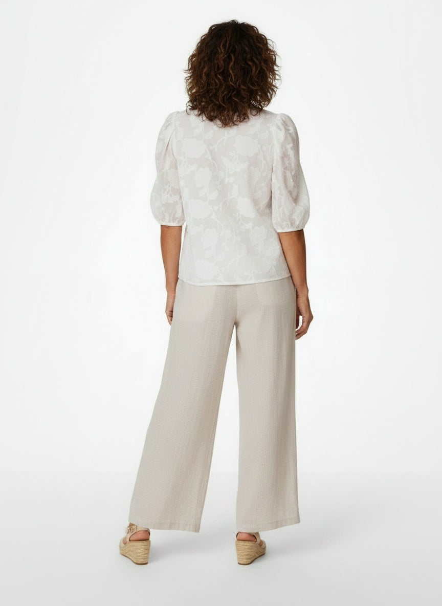 Back pose of the model wearing Jacquard Blouse met Bloemenprint en Pofmouwen