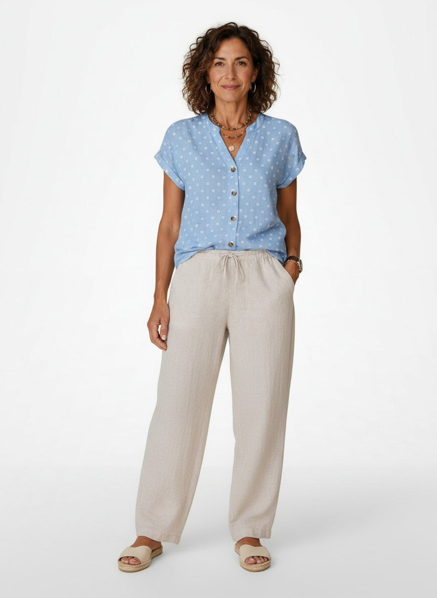 Full body view of the model wearing Blouse met Knopen en Print