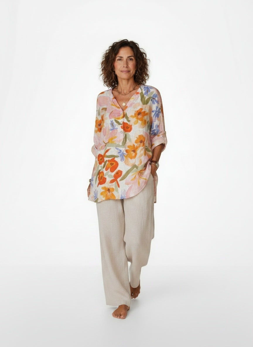 Model walking while wearing Katoenen Blouse met Bloemenprint en Losvallend Model