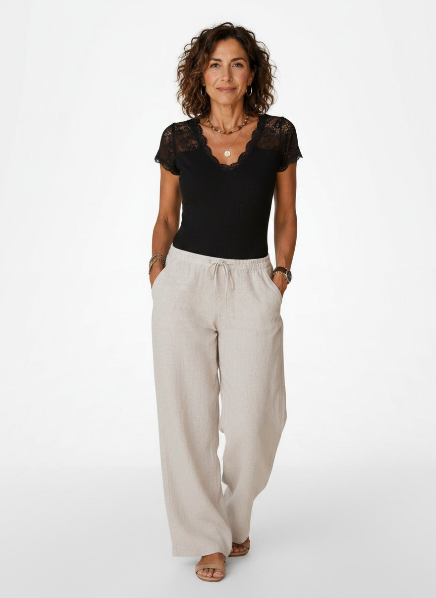 Full body view of the model wearing Kanten Body met Open Rug