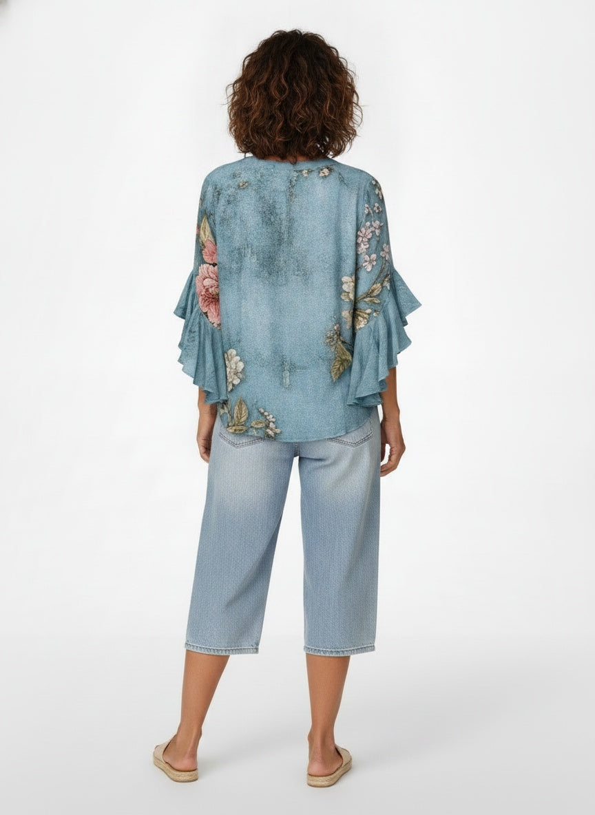 Back pose of the model wearing Bloemenblouse met Volant Mouwen