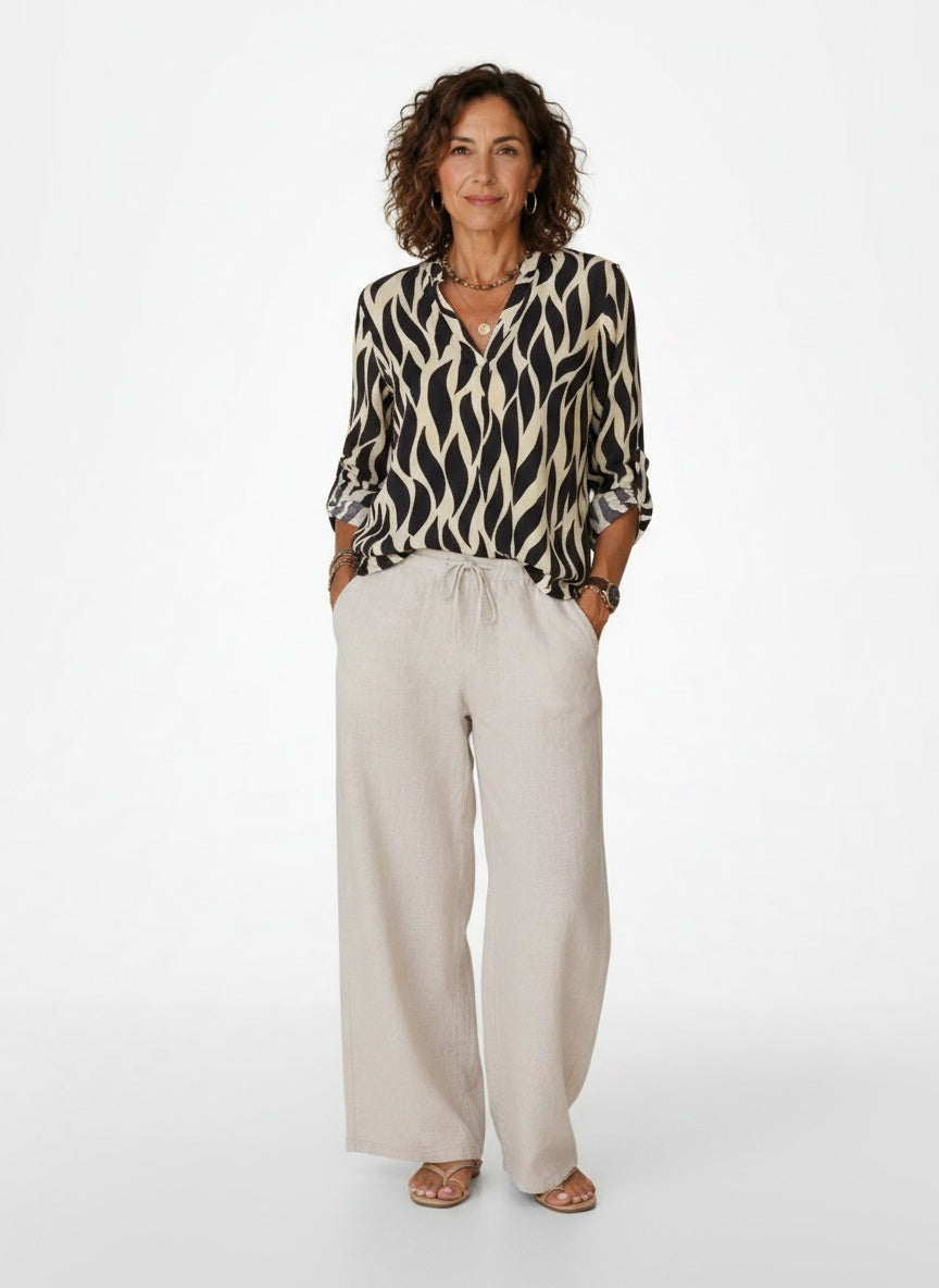 Full body view of the model wearing Oversized Blouse met Grafische Print