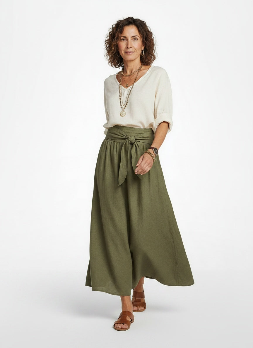 Model walking while wearing Linnen Look Rok met Blouse Tweedelige Set