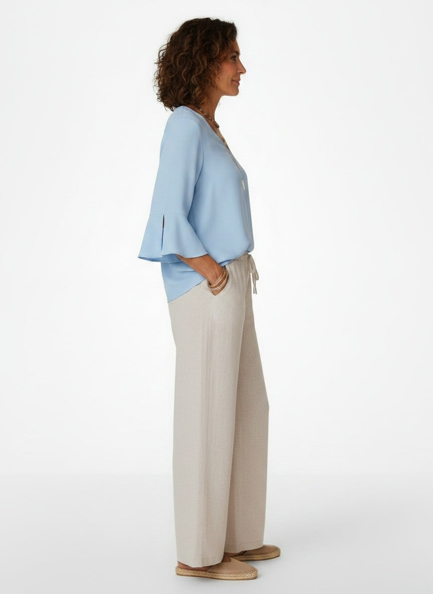 Side profile of the model wearing Blouse met V-hals en Split Mouwen